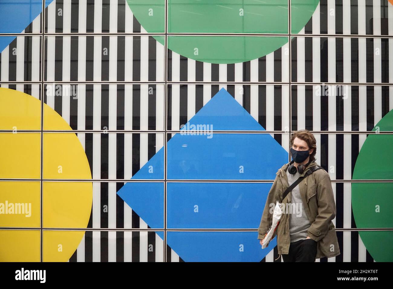 Londra, UK, 22 ottobre 2021: All'interno della stazione di Tottenham Court Road alcuni passeggeri hanno le loro maschere facciali, altri no. Nonostante i treni della metropolitana affollati e l'aumento dei casi nelle scuole, Londra ha bassi tassi di coronavirus rispetto ad altre aree del paese. Anna Watson/Alamy Live News Foto Stock