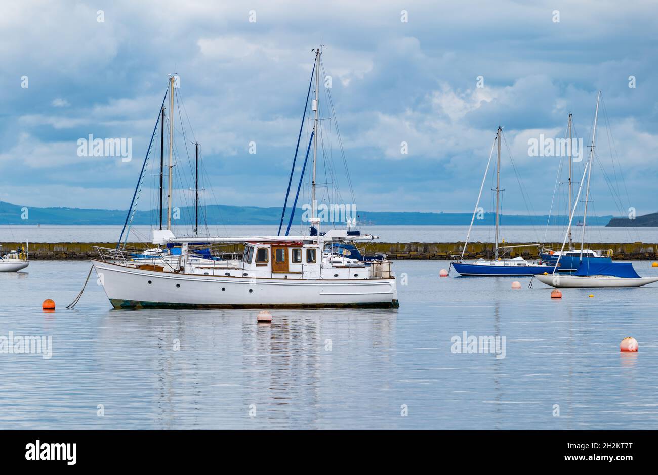 Barche a vela nel porto di Granton in una giornata di sole, Edimburgo, Scozia, Regno Unito Foto Stock