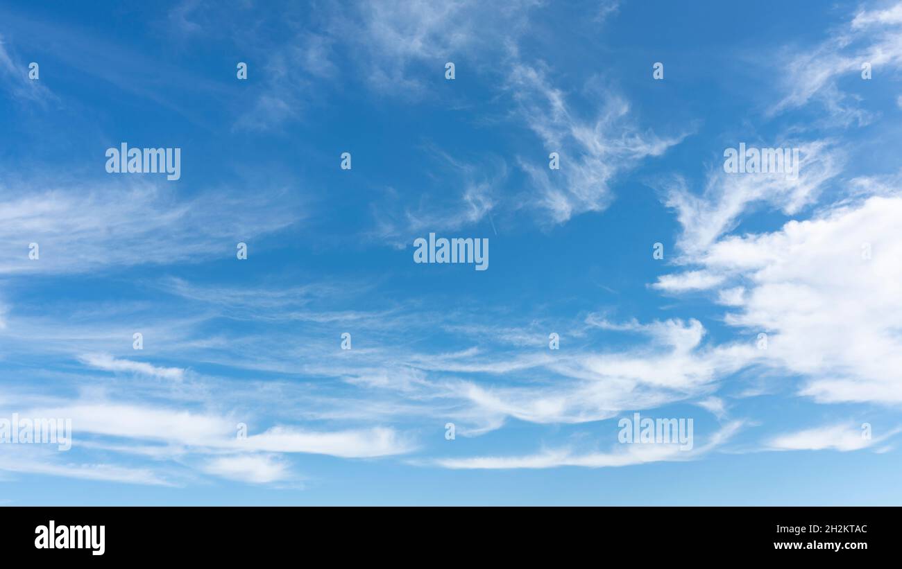 Nuvole e cielo blu ideali per lo sfondo Foto Stock