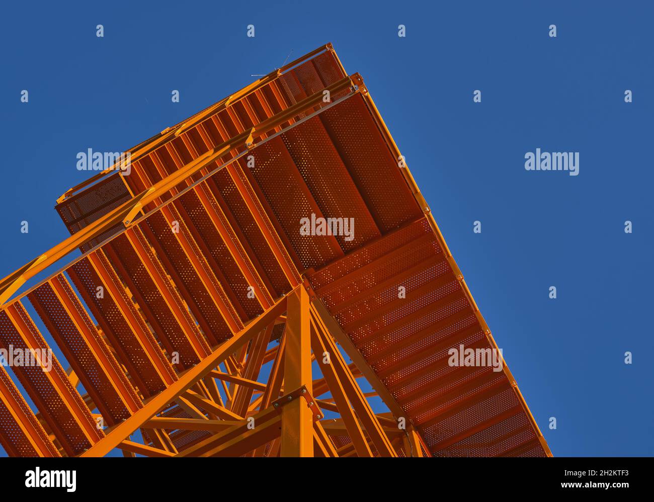 dettaglio di una torre di avvistamento di un incendio di metallo arancione con un cielo blu Foto Stock