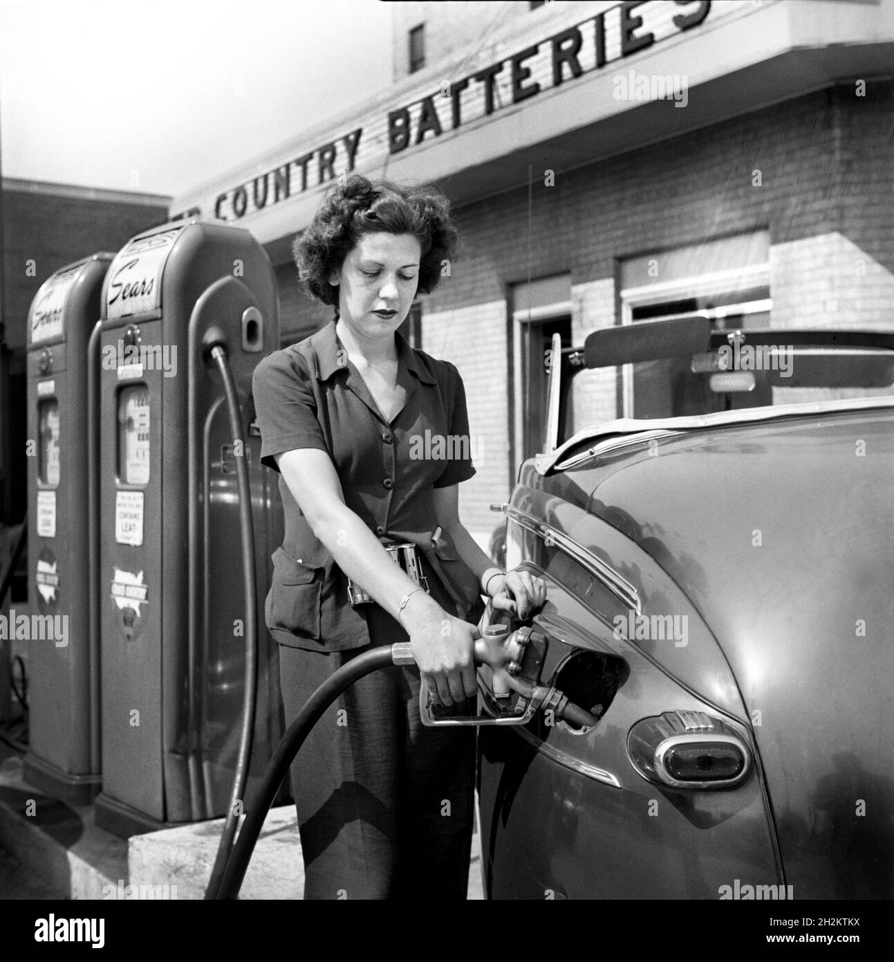 Virginia vivace lavorando alla stazione di benzina, Louisville, Kentucky, Stati Uniti, Howard R. Hollem, Ufficio delle informazioni di guerra degli Stati Uniti, giugno 1943 Foto Stock