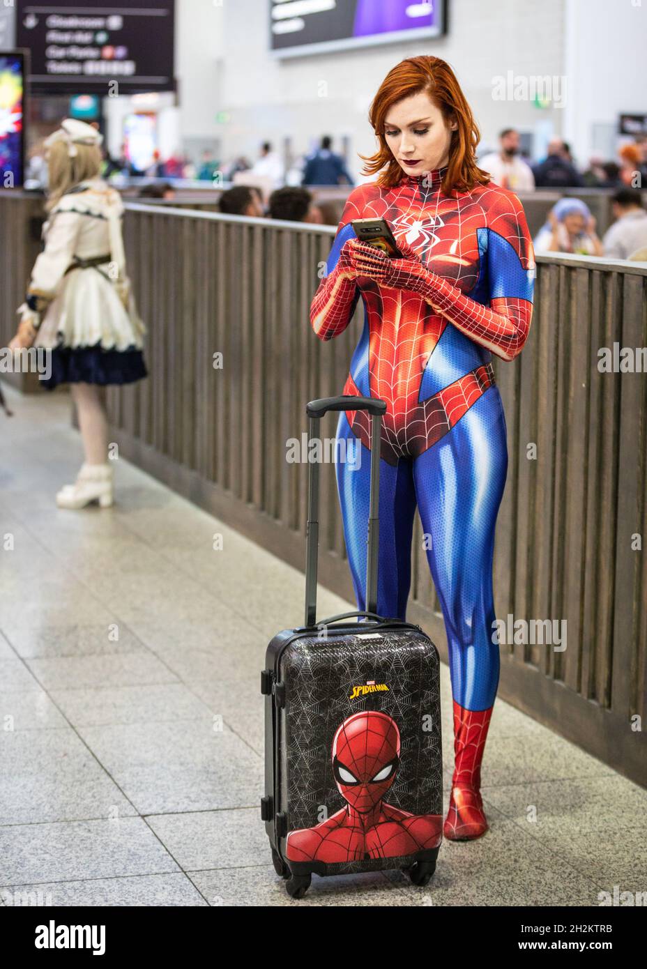 Excel, Londra, Regno Unito. 22 ottobre 2021. Donna Spiderwoman con valigia corrispondente. I cosplayer, i fan e i visitatori scendono ancora una volta nel centro espositivo Excel London per MCM Comic con. MCM London Comic con torna il 22-24 ottobre per una celebrazione della cultura pop. Credit: Imagplotter/Alamy Live News Foto Stock