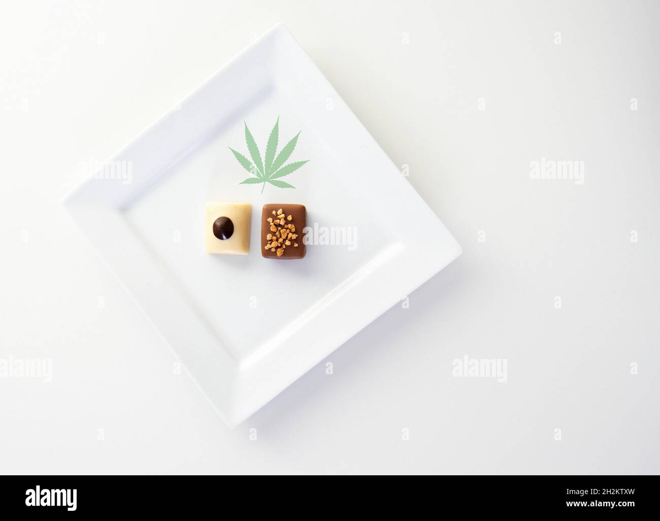 Cioccolatini in infusione di cannabis, immagine concettuale Foto Stock