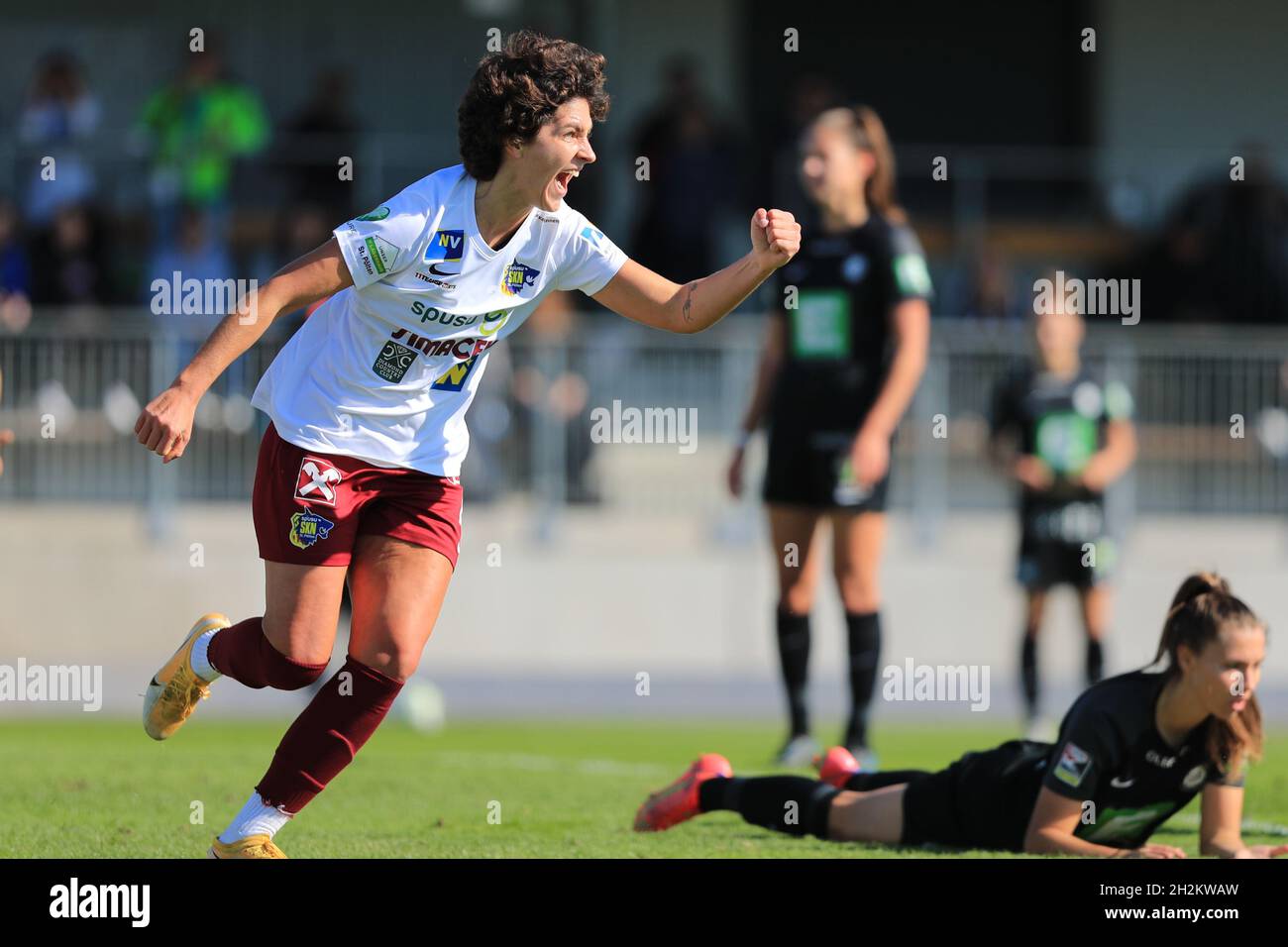 Lea Balog celebra un traguardo durante la partita Planet pure Frauen Bundesliga Sturm Graz contro SKN St. Pollen Frauen a Vienna Austria Tom Seiss/ SPP Foto Stock