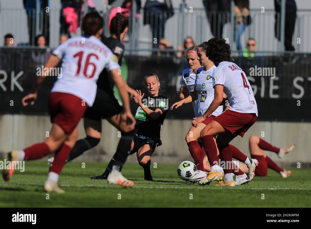 Sophie Hillebrand circondato da diversi giocatori SKN St. Pollen durante la partita Planet pure Frauen Bundesliga Sturm Graz contro SKN St. Pollen Frauen a Vienna Austria Tom Seiss/ SPP Foto Stock