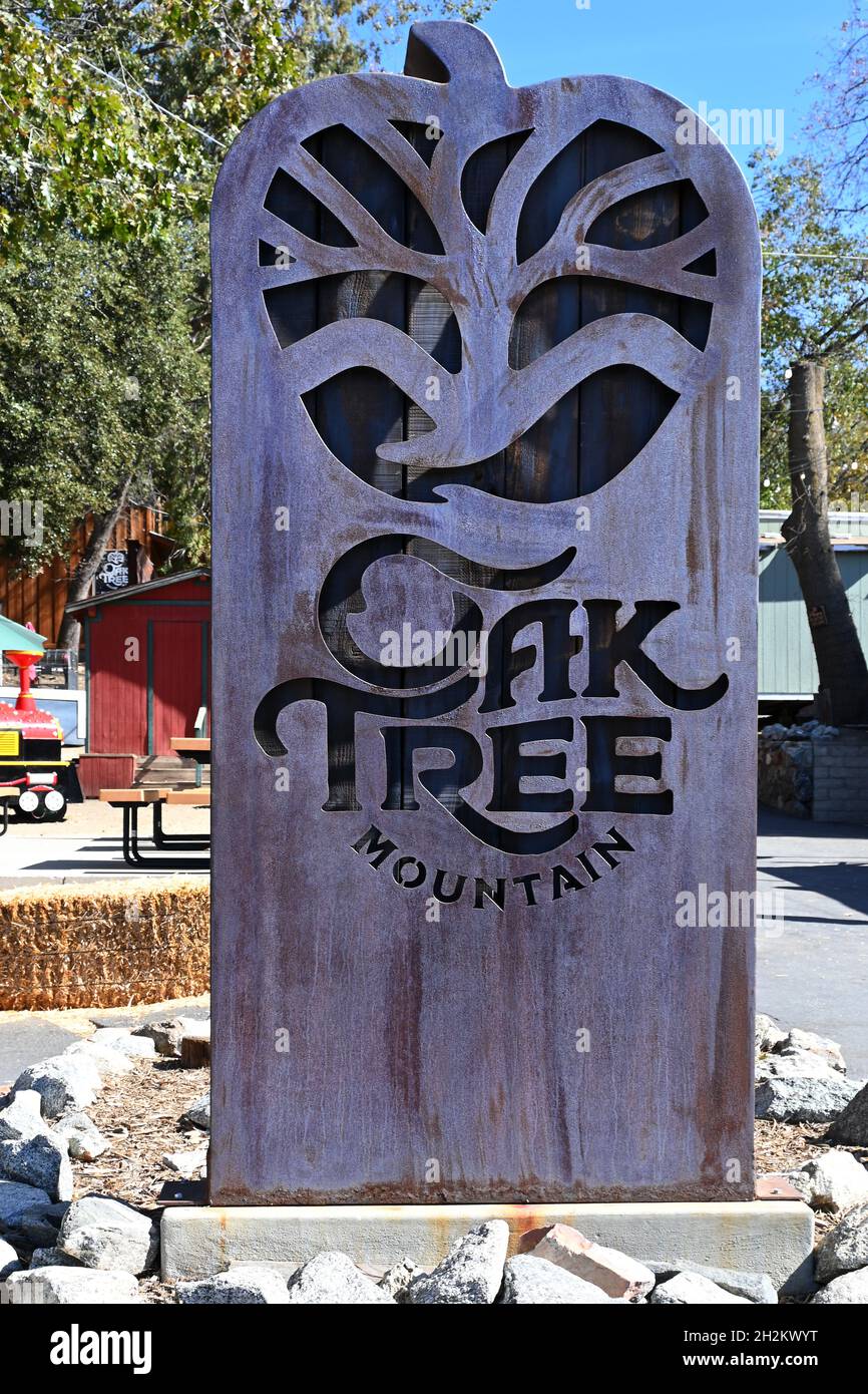 OAK GLEN, CALIFORNIA - 10 Oct 2021: Segno a Oak Tree Mountain stabilito 50 anni fa come un piccolo capannone di mele è cresciuto per essere un 14 ettari di divertimento per la famiglia par Foto Stock