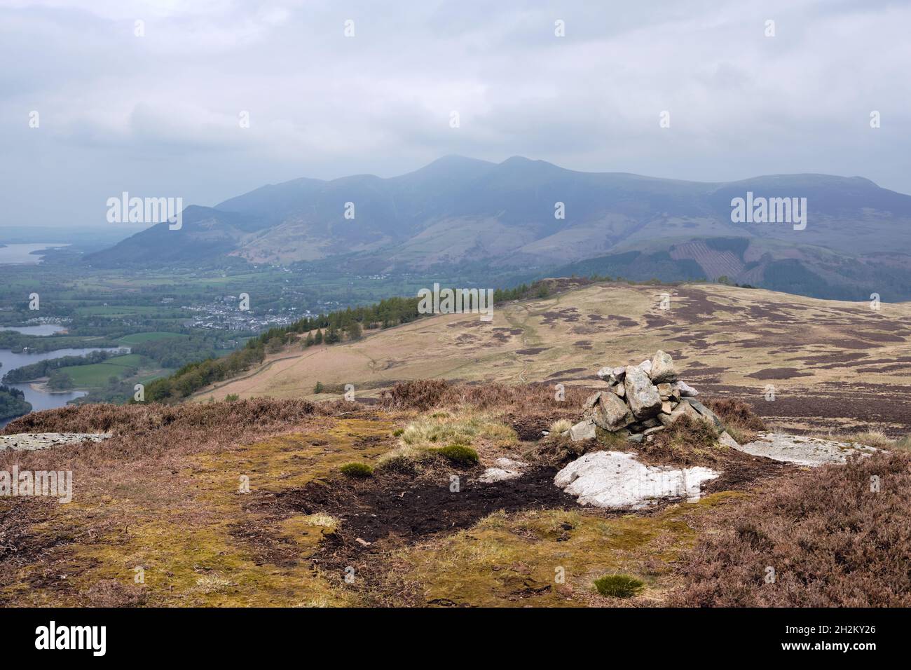 Vista da Bleaberry cadde a Skiddaw e Keswick sopra Walla Crag, Lake District, Regno Unito Foto Stock