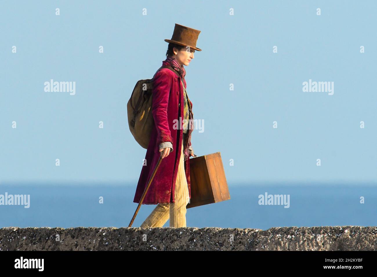Scene per il nuovo film Wonka con Timothée Chalamet in fase di ripresa sul porto di Cobb a Lyme Regis in Dorset l'11 ottobre 2021. Immagine Credi Foto Stock