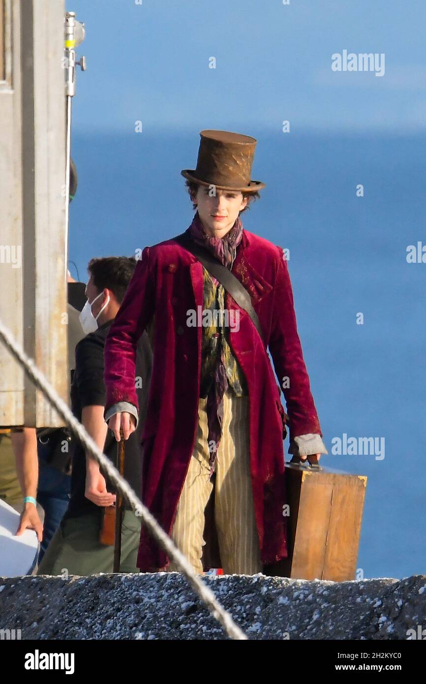 Scene per il nuovo film Wonka con Timothée Chalamet in fase di ripresa sul porto di Cobb a Lyme Regis in Dorset l'11 ottobre 2021. Immagine Credi Foto Stock