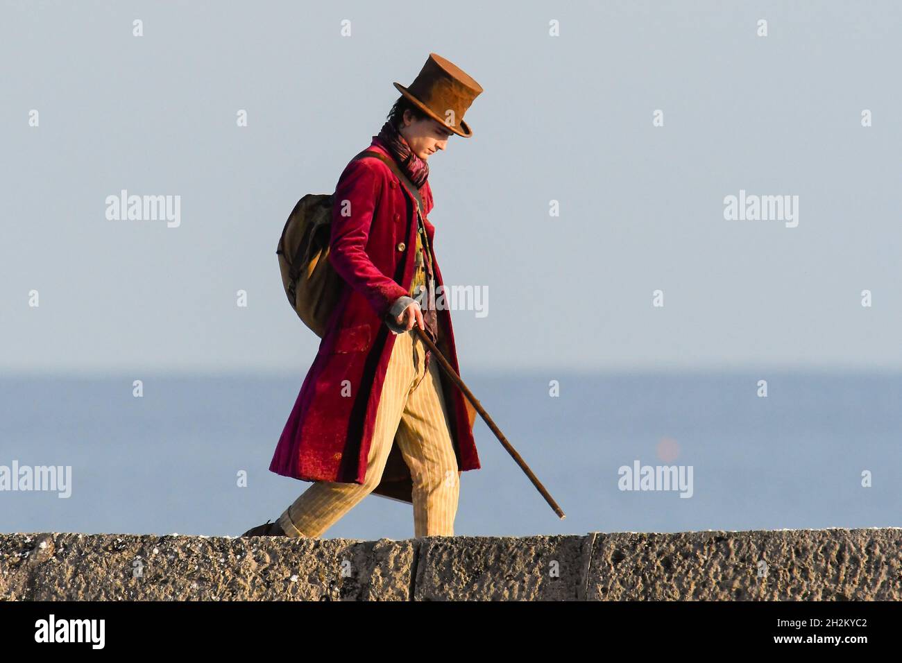 Scene per il nuovo film Wonka con Timothée Chalamet in fase di ripresa sul porto di Cobb a Lyme Regis in Dorset l'11 ottobre 2021. Immagine Credi Foto Stock