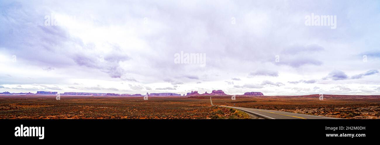 Autostrada che entra in Monument Valley Utah USA Foto Stock