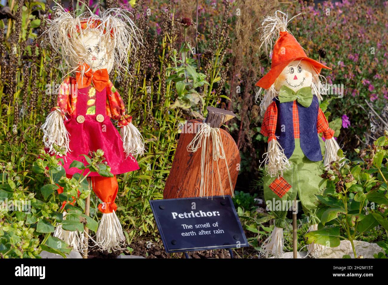 Due decorazioni di Halloween nel giardino pubblico di Mariners Trail, Two Rivers, Wisconsin. Foto Stock