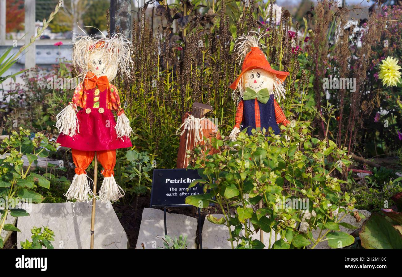 Coppia di decorazioni in capriola di Halloween in giardino pubblico di Mariners Trail, Two Rivers, Wisconsin. Foto Stock