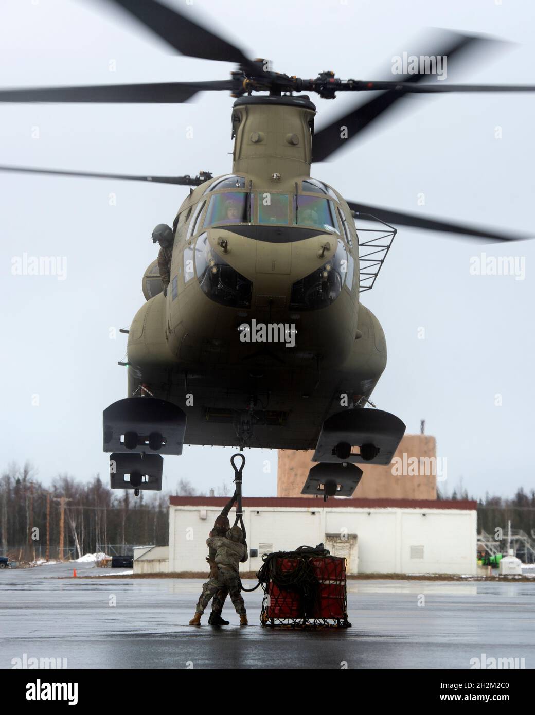 Un soldato dell'esercito indiano assegnato al 7° Battaglione, il reggimento di Madras, e un paratrooper dell'esercito degli Stati Uniti dalla 4° squadra di combattimento di Brigade di fanteria (Airborne), 25° divisione di fanteria, conducono l'addestramento del carico di imbracatura durante l'esercitazione Yudh Abhyas 21 alla base congiunta Elmendorf-Richardson, Alaska, 19 ottobre 2021. Un elicottero Chinook dell'esercito degli Stati Uniti CH-47 operato dal 1-52nd battaglione dell'aviazione di supporto generale ha sostenuto l'addestramento. Exercise Yudh Abhyas 21 evidenzia l'impegno degli Stati Uniti nei confronti dei nostri partner Indo-Pacific, rafforza gli incentivi dei partner per la cooperazione multilaterale e aiuta USARPAC a plasmare l'Indo-Paci Foto Stock