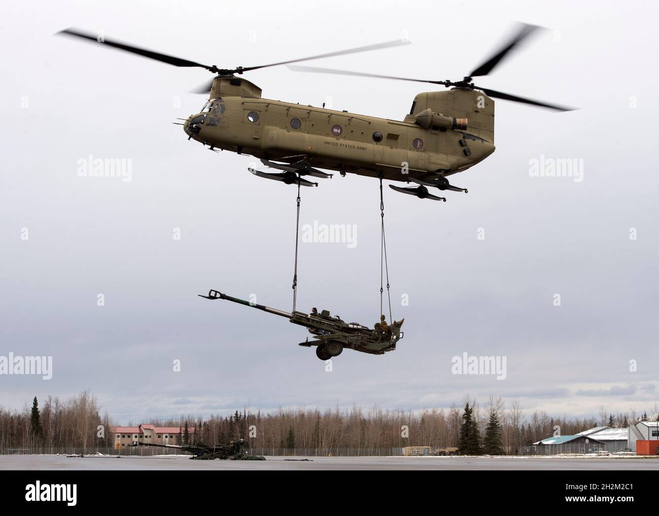 Un elicottero dell'esercito degli Stati Uniti CH-47 Chinook operato dal 1-52nd General Support Aviation Battaglione, solleva un M777 trainato 155 mm howitzer mentre conduceva l'addestramento di carico di imbracatura a sostegno dell'esercitazione Yudh Abhyas 21 a Joint base Elmendorf-Richardson, Alaska 19 ottobre 2021. Exercise Yudh Abhyas 21 evidenzia l'impegno degli Stati Uniti nei confronti dei nostri partner Indo-Pacific, rafforza gli incentivi dei partner per la cooperazione multilaterale e aiuta USARPAC a plasmare l'Indo-Pacific Theater. (STATI UNITI Air Force foto di Alejandro Peña) Foto Stock