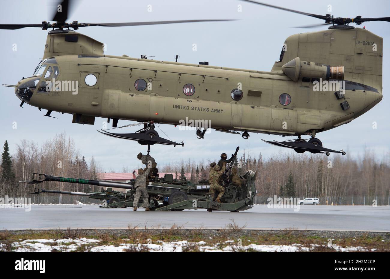Soldati indiani assegnati al 7° Battaglione, il reggimento di Madras, e paracadutisti dell'esercito degli Stati Uniti dalla 4° infantry Brigade Combat Team (Airborne), 25° Divisione fanteria, conducono l'addestramento di carico di imbracatura durante l'esercizio Yudh Abhyas 21 alla Joint base Elmendorf-Richardson, Alaska, 19 ottobre 2021. Un elicottero Chinook dell'esercito degli Stati Uniti CH-47 operato dal 1-52nd battaglione dell'aviazione di supporto generale ha sostenuto l'addestramento. Exercise Yudh Abhyas 21 evidenzia l'impegno degli Stati Uniti nei confronti dei nostri partner Indo-Pacific, rafforza gli incentivi dei partner per la cooperazione multilaterale e aiuta USARPAC a plasmare l'Indo-Pacific Foto Stock