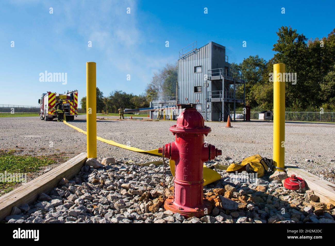 Un tubo antincendio passa da un idrante a un camion in preparazione a un evento di formazione tenuto dal 788th Civil Engineer Fire Department, 17 ottobre 2021, presso la base dell'aeronautica militare di Wright-Patterson, Ohio. WPAFB dispone di tre stazioni antincendio con personale su chiamata 24/7 e pronto a rispondere entro 5 minuti in qualsiasi punto della base. (STATI UNITI Air Force foto di Jaima Fogg) Foto Stock