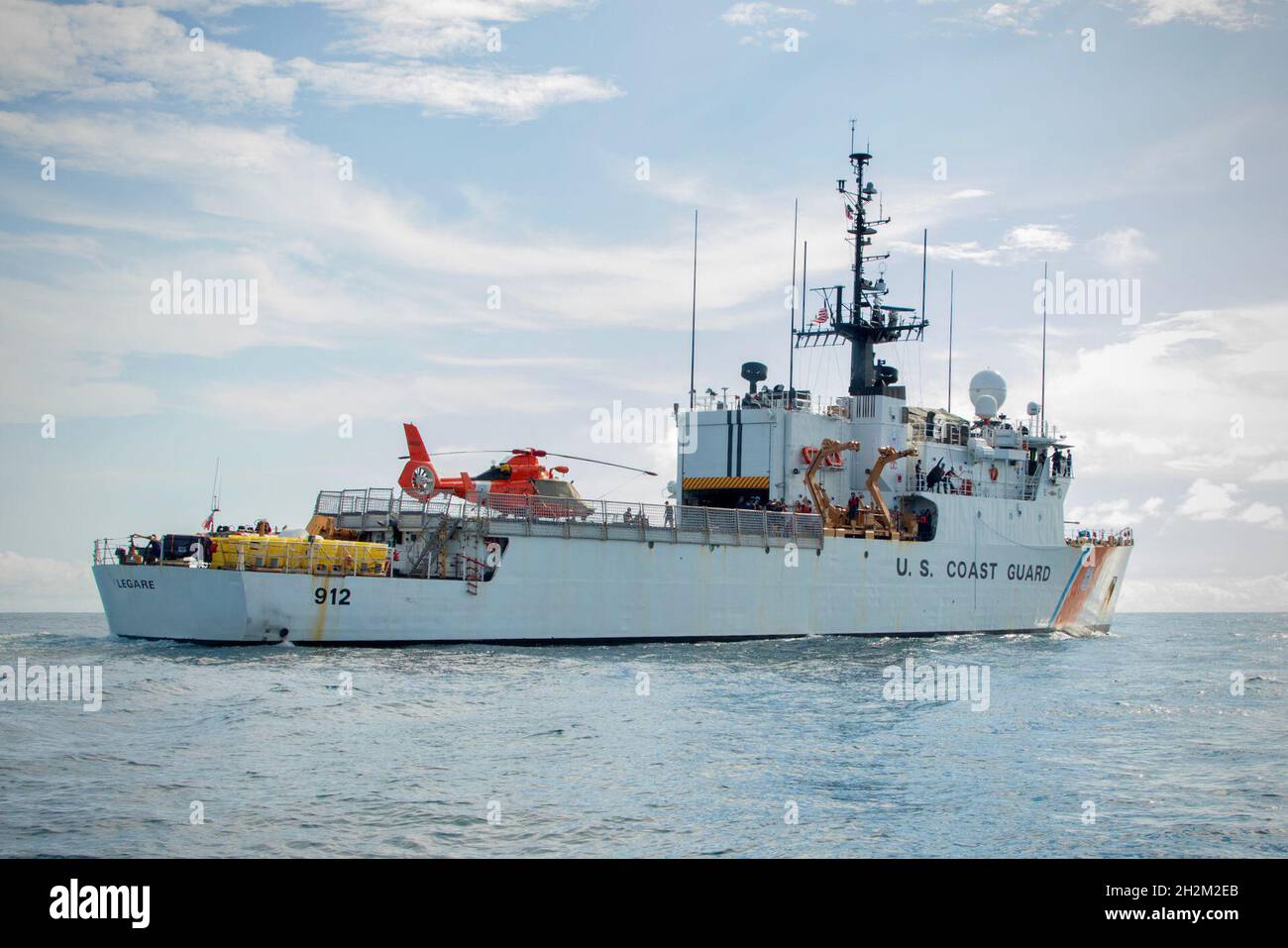 USCGC Legare (WMEC 912) come visto in corso per la pattuglia del Pacifico orientale alla fine del 2021. L'equipaggio della Legare ha pattugliato oltre 12,650 miglia nautiche attraverso il cuore dell'Oceano Pacifico orientale a sostegno della Campagna Martillo che lavora in collaborazione con la protezione doganale e delle frontiere, la Drug Enforcement Administration e altre nazioni partner. (STATI UNITI Foto della Guardia Costiera di Petty ufficiale terza classe Trevor Hammack) Foto Stock