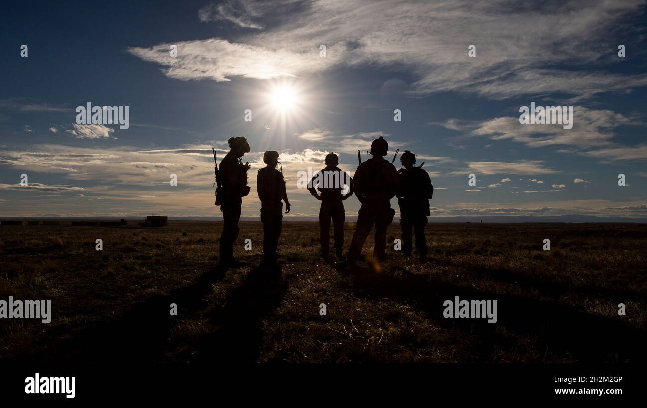 I Rangers dell'esercito degli Stati Uniti, dal secondo battaglione del 75° Ranger Regiment, conducono l'addestramento di ricertificazione alla catena montuosa di Saylor Creek, a sud di Mountain Home, Idaho, con le risorse dalla Guardia Nazionale dell'esercito dell'Idaho, dalla 124a ala del Fighter e dalla 366a ala del Fighter, il 21 ottobre 2021. I compiti di formazione comprendevano la pianificazione delle missioni, l'infiltrazione di elicotteri, il mediac, l'esfiltrazione, il sostegno ad aria stretta, e domande orientate alle attività. (STATI UNITI Air National Guard foto di Senior Master Sgt. Joshua C. Allmaras) Foto Stock