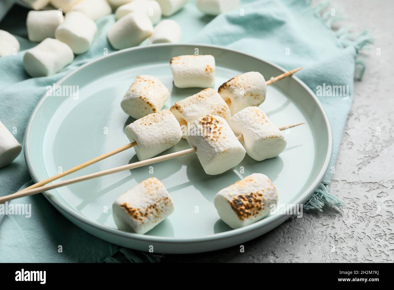 Piatto con deliziosi marshmallow alla griglia su sfondo chiaro, primo piano  Foto stock - Alamy
