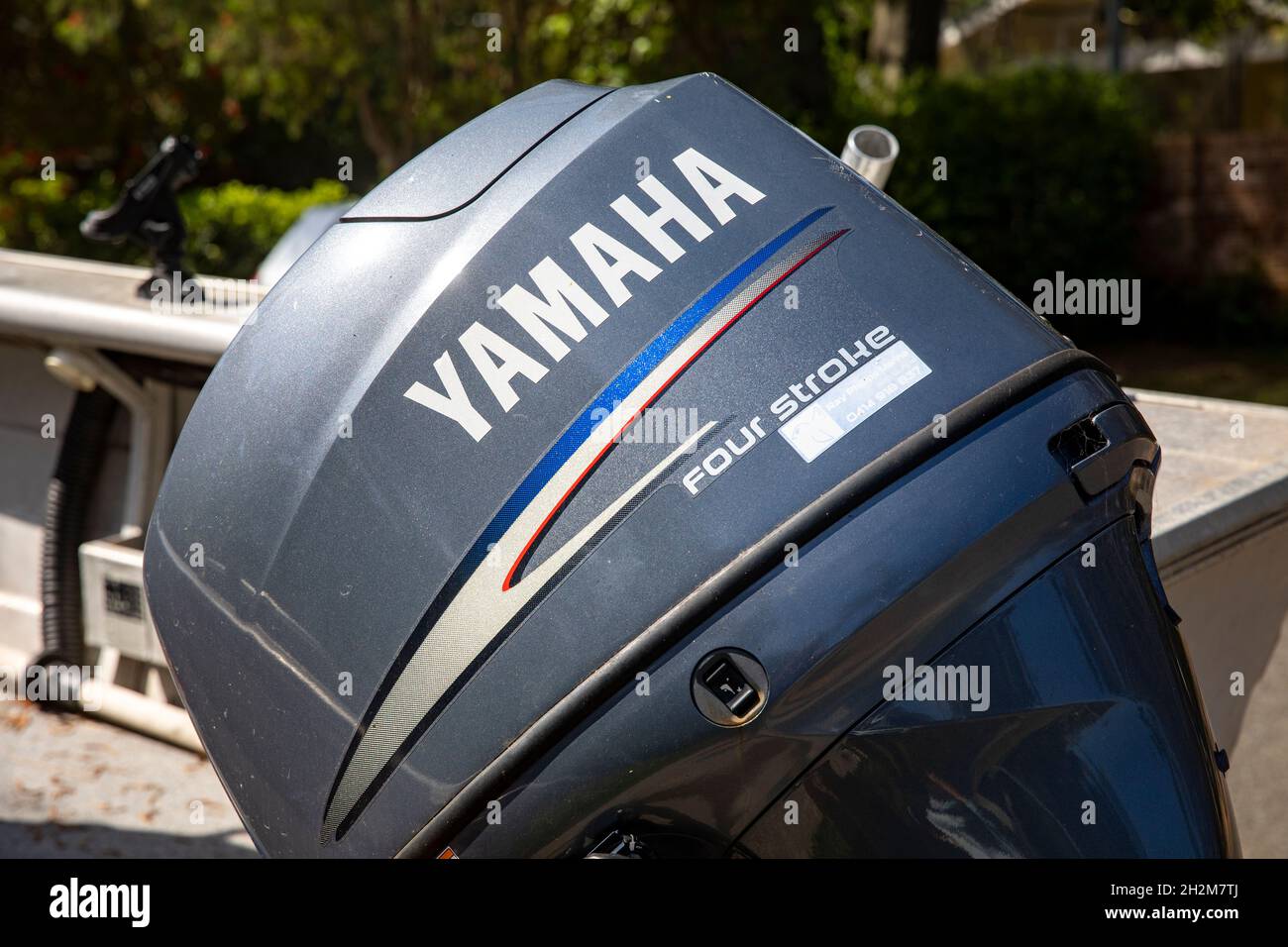 Motore fuoribordo Yamaha a quattro tempi per piccole imbarcazioni da tender  o da gommone Foto stock - Alamy