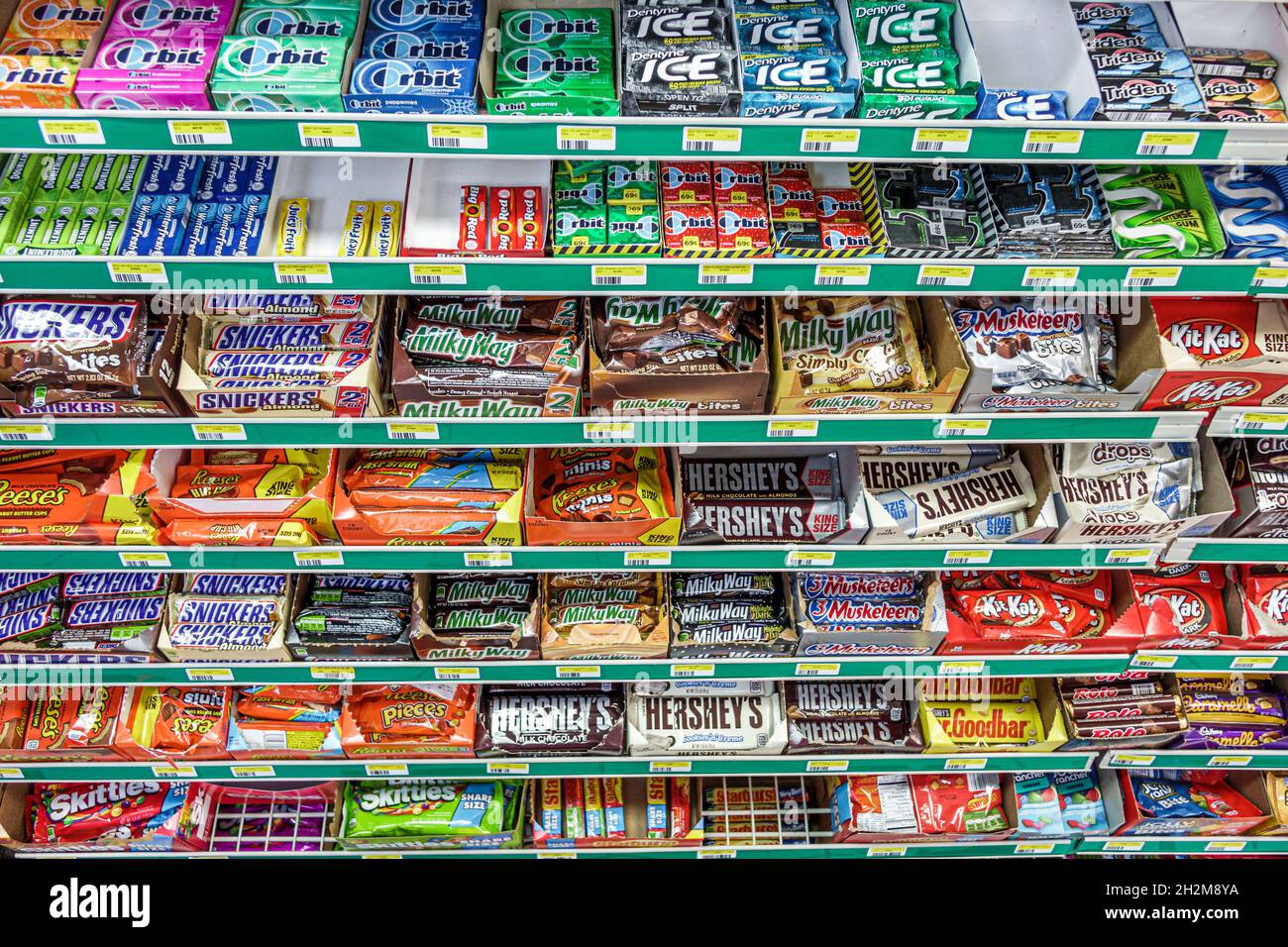 Miami Florida, minimarket negozio di caramelle gum mostra vendita Hershey's, Milky Way spazzatura alimentari dolci Foto Stock
