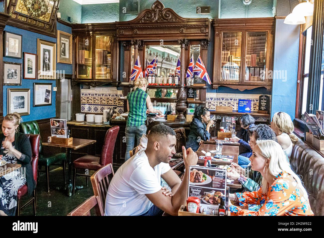 London England,UK,Bloomsbury,Museum Tavern,Grade II Historic Public house,Restaurant dining pub Inside interior,Black man maschio donna femmina coppia Foto Stock