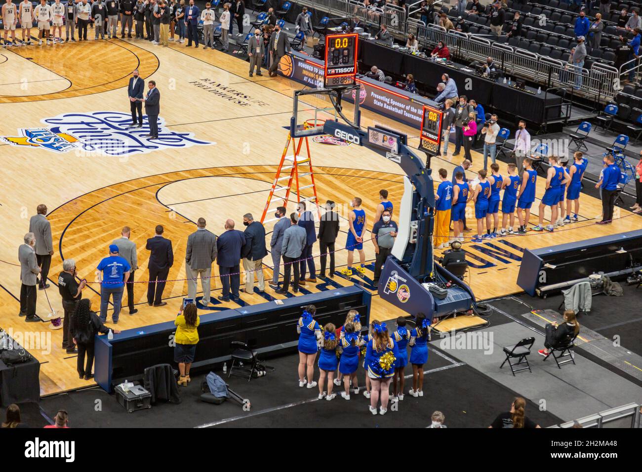 I Blackhawk Christian High School Braves aspettano di essere chiamati al centro della corte per essere nominati campioni del torneo di pallacanestro dello stato di IHSAA 2A. Foto Stock