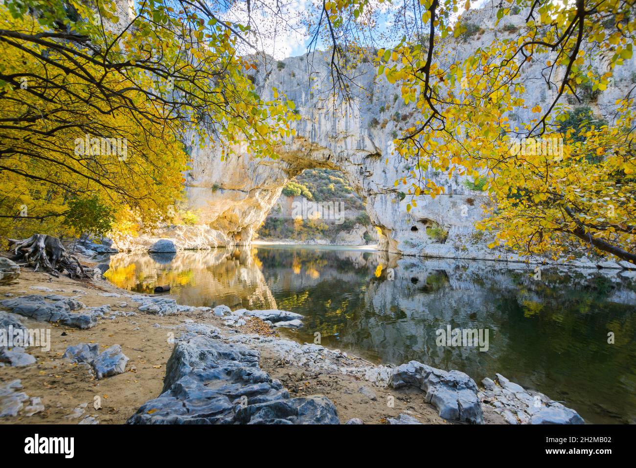 Arco naturale sul fiume a Pont d'Arc in Ardeche in Francia Foto Stock