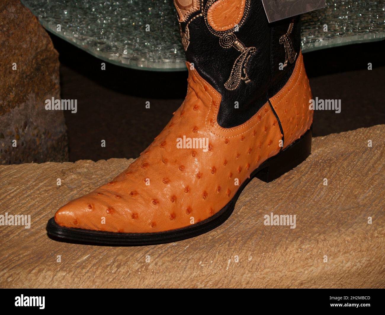 Stivale cowboy color arancio in pelle struzzo (Struthio camelus) Foto Stock