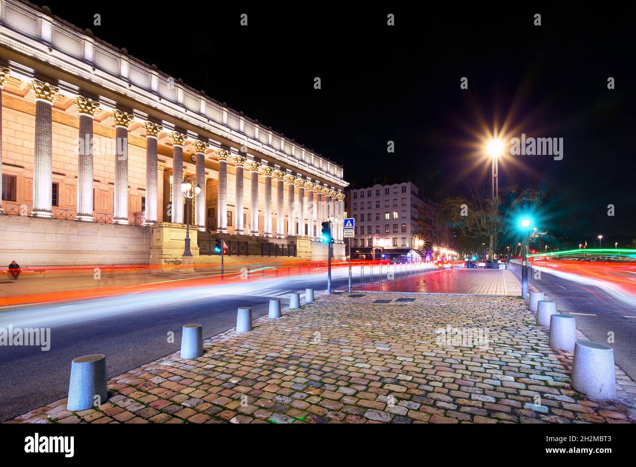 Traffico urbain et le Palais de Justice historique de Lyon, Francia Foto Stock