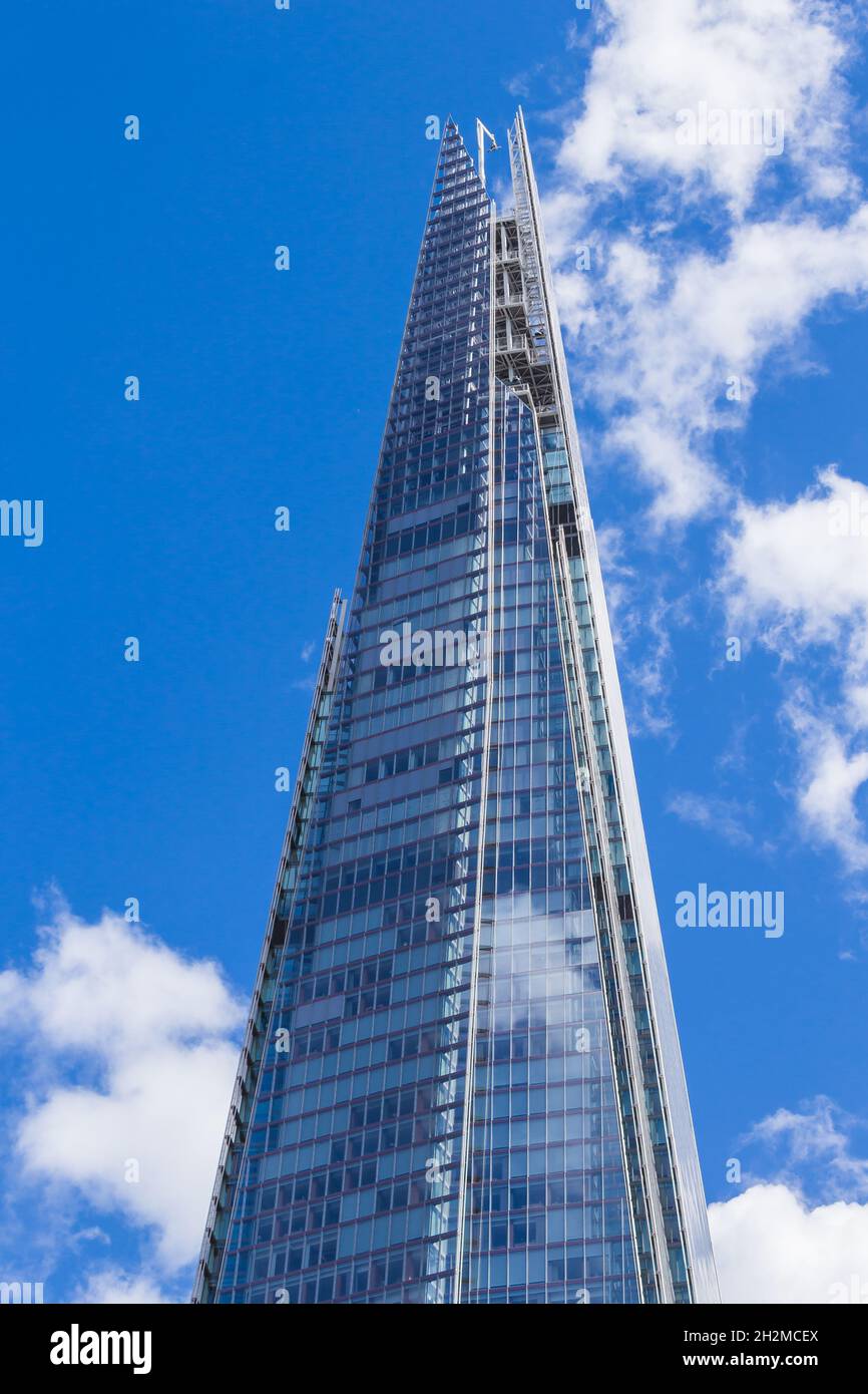 L'edificio Glass Shard è l'edificio più alto d'Europa, con oltre 1,000 metri (310 piedi). Preso durante il giorno con le nuvole sullo sfondo. Foto Stock