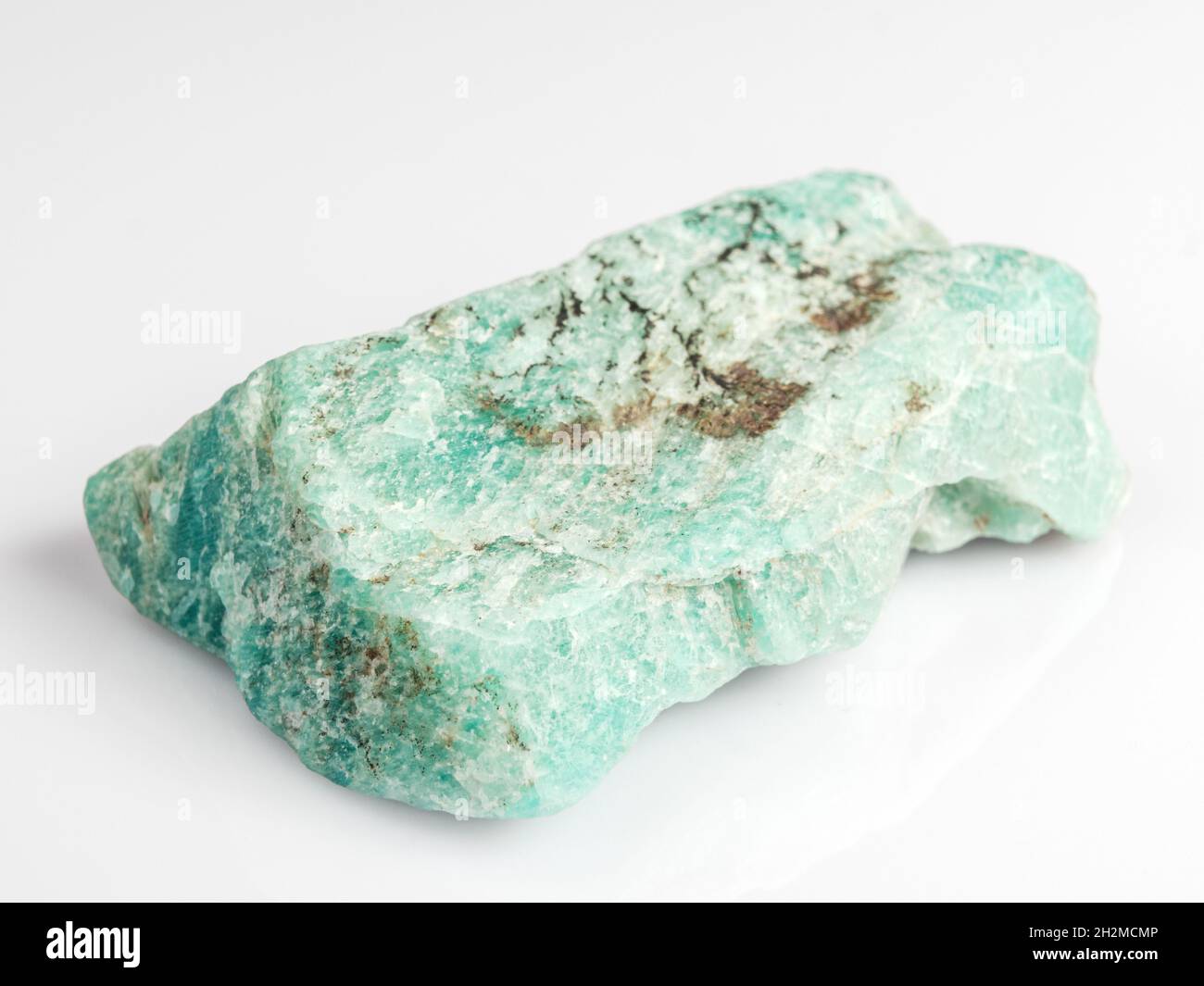 Amazzonite su sfondo bianco. Pietra ornamentale esotica. Foto Stock