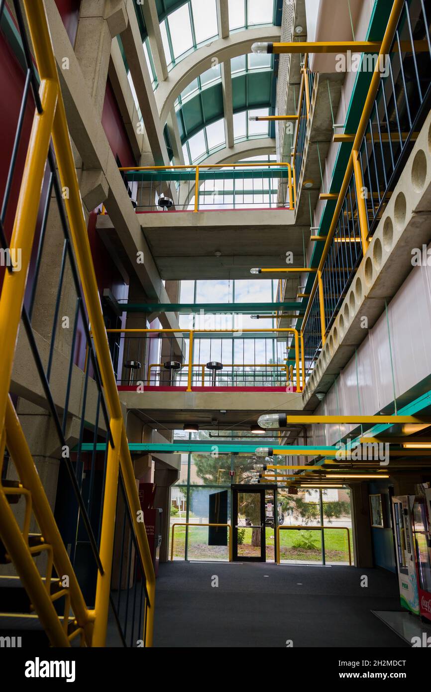 Moderna architettura universitaria al coperto, Università di Waterloo, Canada Foto Stock