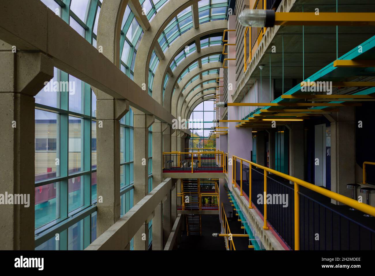 Moderna architettura universitaria al coperto, Università di Waterloo, Canada Foto Stock