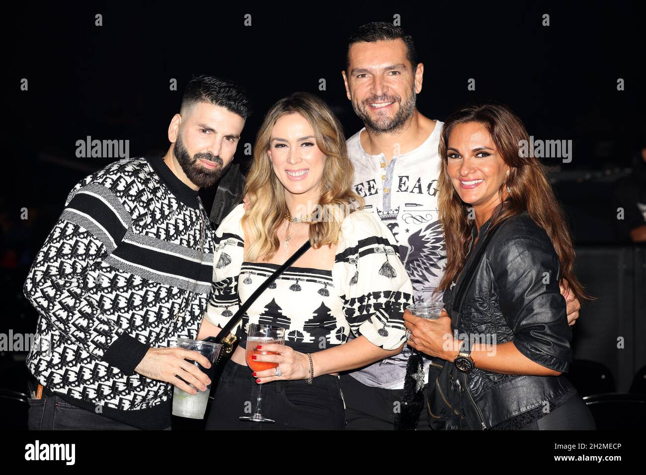 Miami, Stati Uniti d'America. 22 ottobre 2021. MIAMI, FL - OTTOBRE 22: (L-R) Jomari Goyso, Jacky Bracamontes e Mariana Seoane partecipano all'Enrique Iglesias e Ricky Martin con Sebastian Yatra alla FTX Arena il 22 Ottobre 2021 a Miami, Florida. (Foto di Alberto E. Tamargo/Sipa USA) Credit: Sipa USA/Alamy Live News Foto Stock