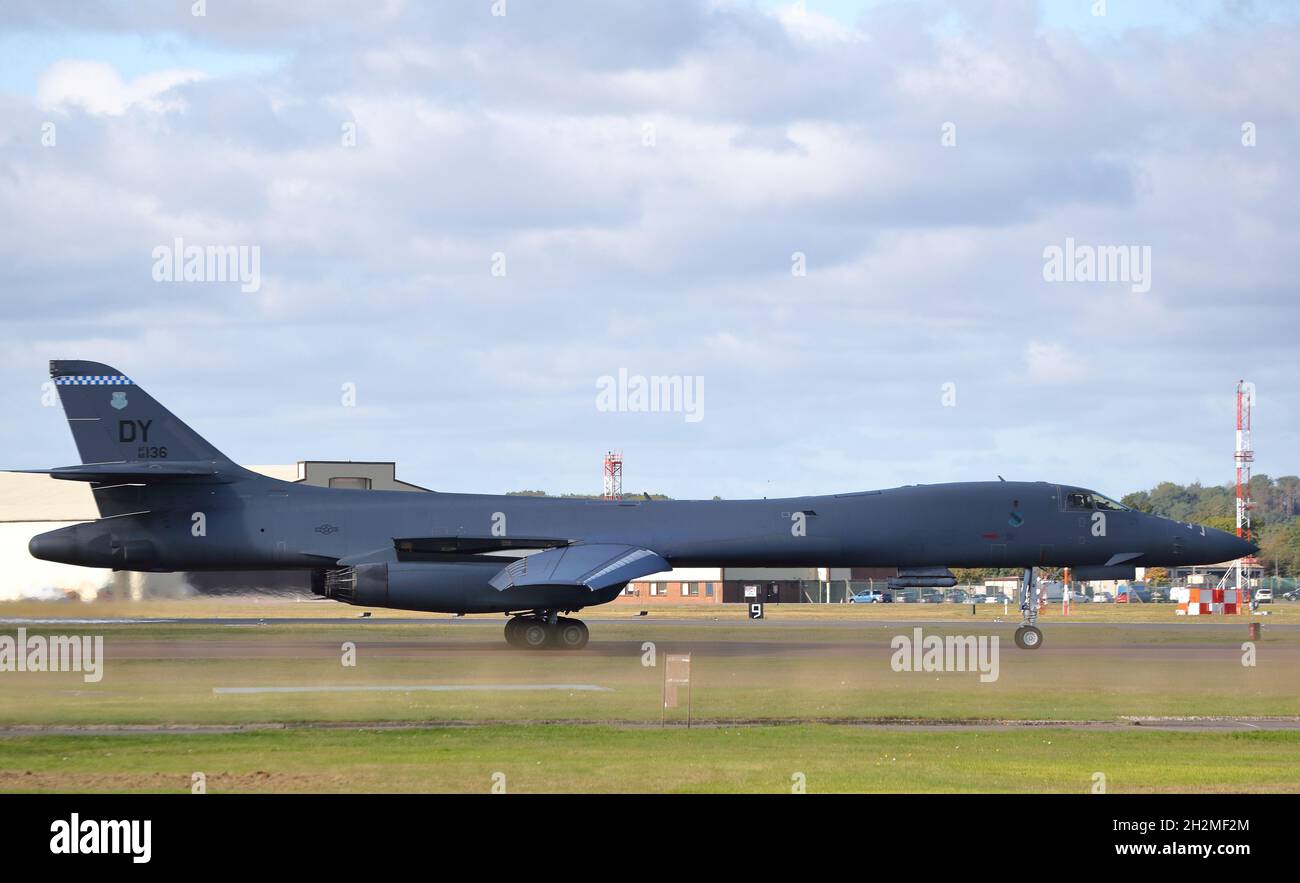 Un USAF Rockwell B1-B Lancer variabile-sweep Wing Strategic Bomber tassare a RAF Fairford, Regno Unito Foto Stock