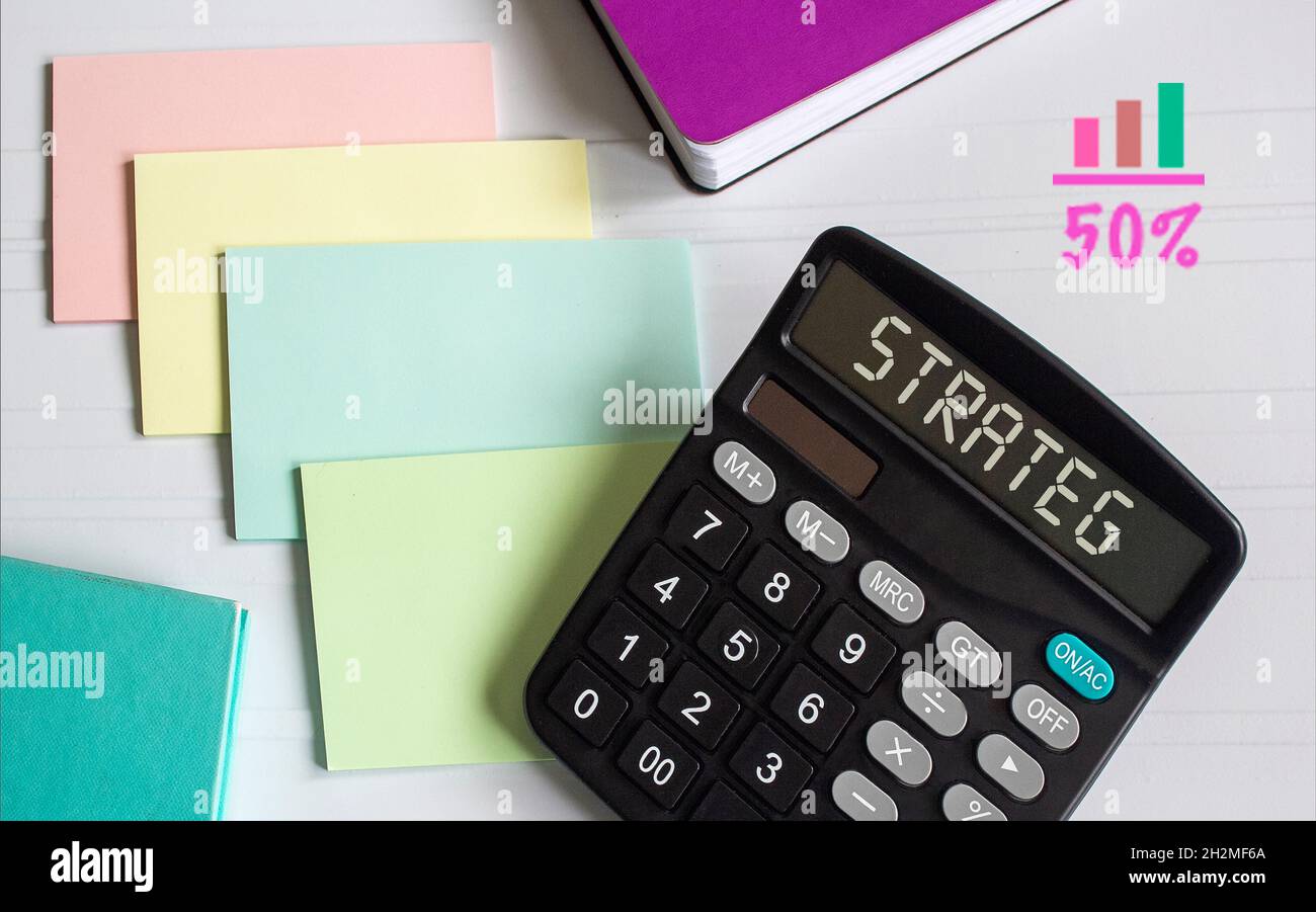 Testo STRATEG su calcolatrice, adesivi a colori e grafica Foto Stock