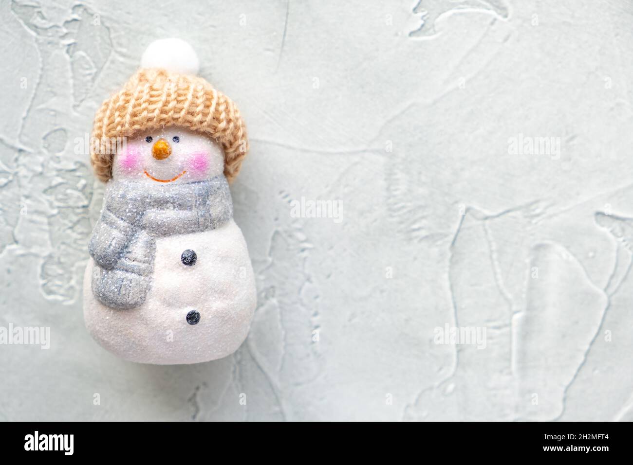 Giocattolo di Natale in ceramica - un simpatico pupazzo di neve in un  cappello a maglia con