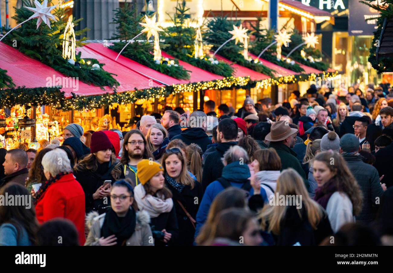 Vista del tradizionale mercato di Natale in serata a Princes Street Gardens, Edimburgo, Scozia, Regno Unito Foto Stock