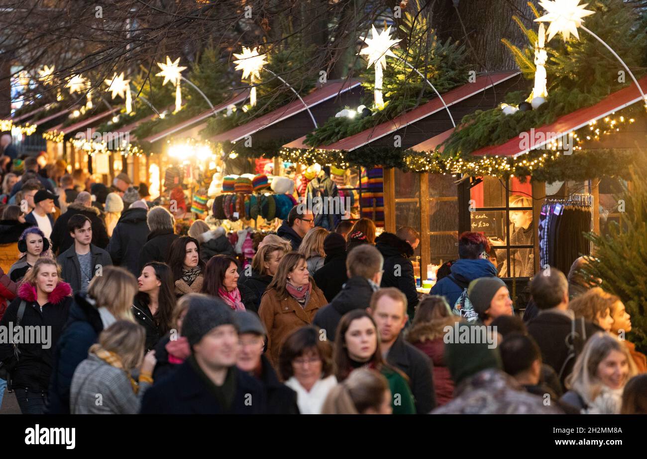 Vista del tradizionale mercato di Natale in serata a Princes Street Gardens, Edimburgo, Scozia, Regno Unito Foto Stock