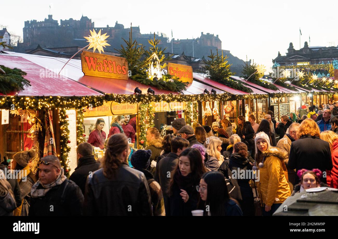 Vista del tradizionale mercato di Natale in serata a Princes Street Gardens, Edimburgo, Scozia, Regno Unito Foto Stock