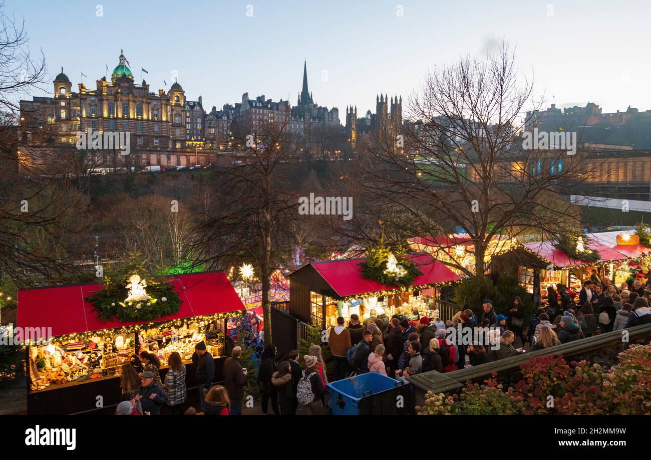 Vista del tradizionale mercato di Natale in serata a Princes Street Gardens, Edimburgo, Scozia, Regno Unito Foto Stock