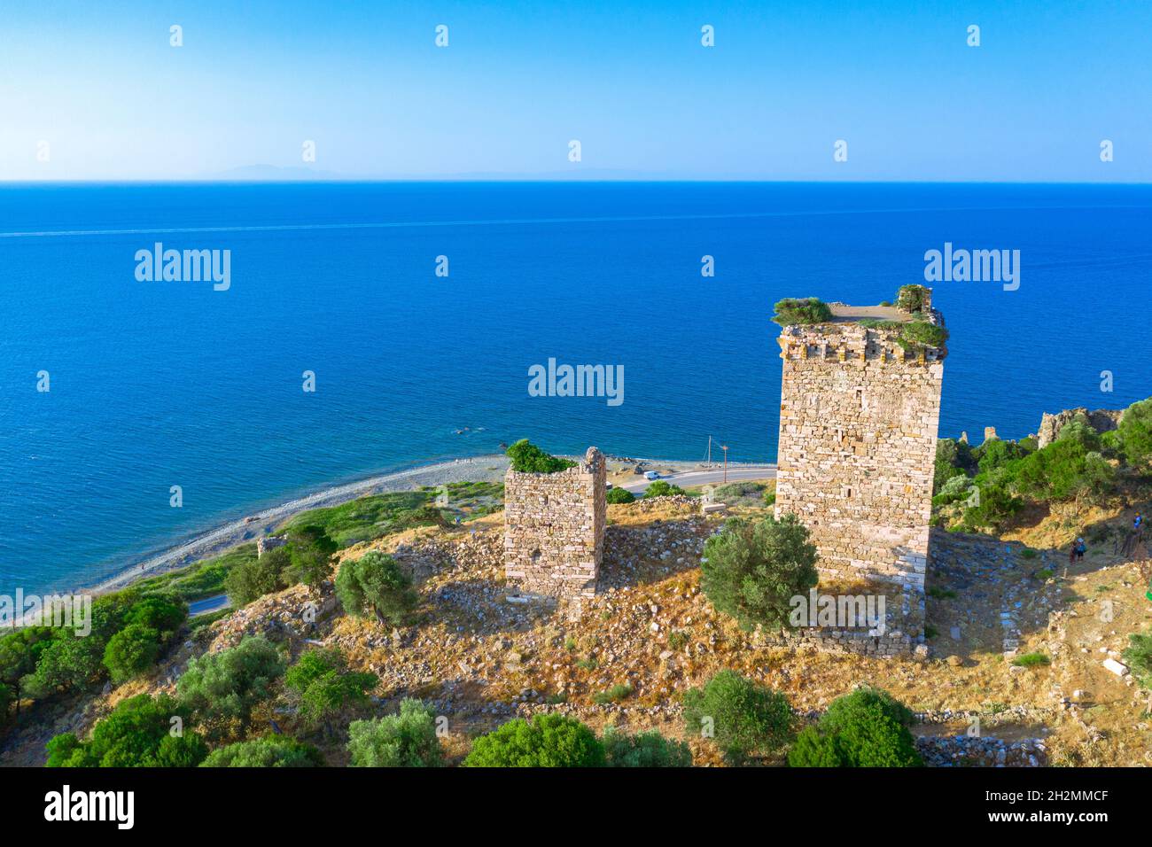 Rovine del Tempio dei grandi e torri medievali a Paleopolis nell'isola di SAMOTHRAKI, Grecia. Foto Stock