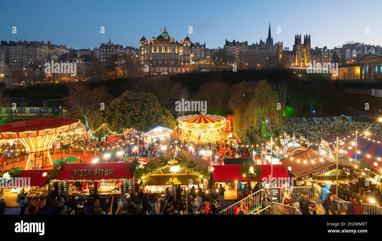 Vista del tradizionale mercato di Natale in serata a Princes Street Gardens, Edimburgo, Scozia, Regno Unito Foto Stock