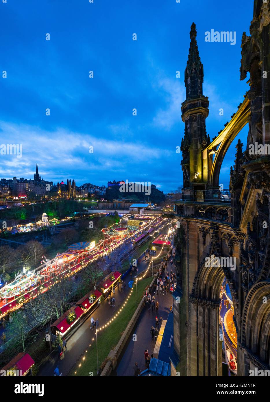Vista del tradizionale mercato di Natale in serata a Princes Street Gardens, Edimburgo, Scozia, Regno Unito Foto Stock