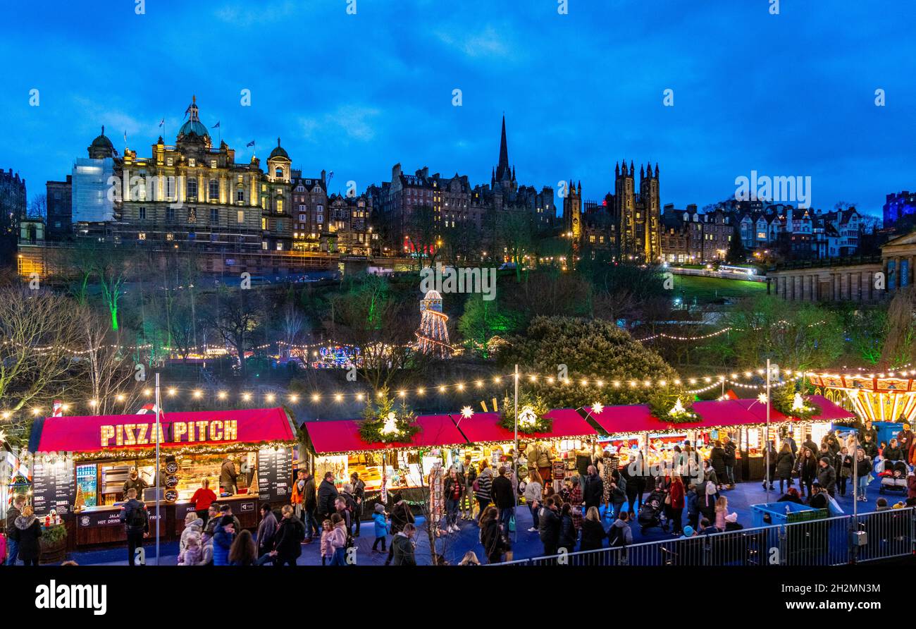 Vista del tradizionale mercato di Natale in serata a Princes Street Gardens, Edimburgo, Scozia, Regno Unito Foto Stock