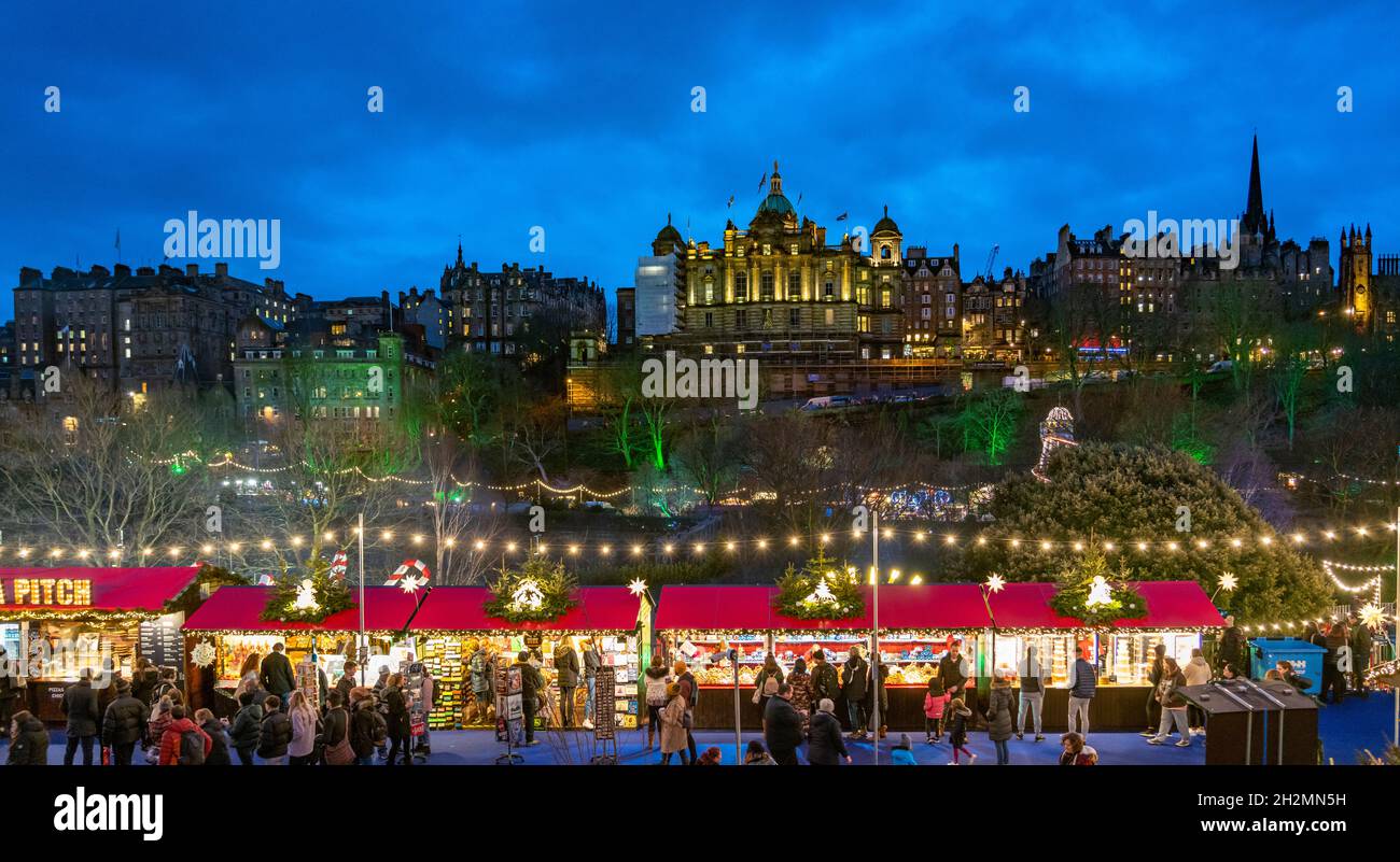 Vista del tradizionale mercato di Natale in serata a Princes Street Gardens, Edimburgo, Scozia, Regno Unito Foto Stock