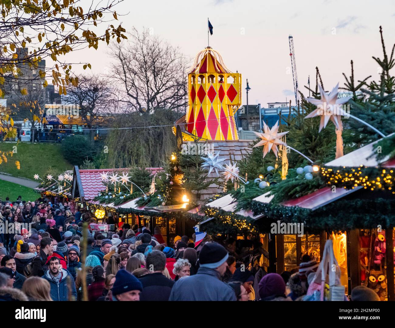 Vista del tradizionale mercato di Natale in serata a Princes Street Gardens, Edimburgo, Scozia, Regno Unito Foto Stock