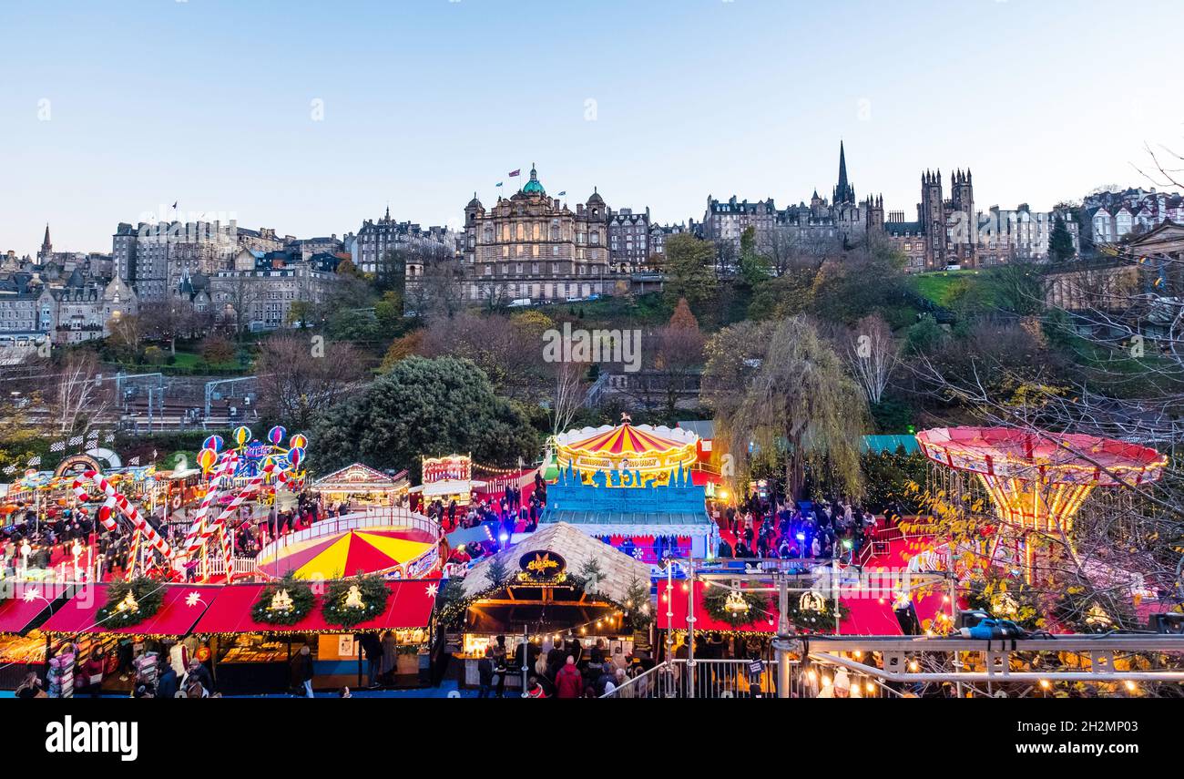 Vista del tradizionale mercato di Natale in serata a Princes Street Gardens, Edimburgo, Scozia, Regno Unito Foto Stock